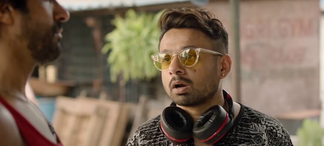 अजीज़ के खास दोस्त मुन्ना के रोल में हुसैन दलाल ने. हुसैन कई फिल्मों के डायलॉग लिख चुके हैं. जिसमें से 'ये जवानी है दीवानी' भी एक है. अजीज़ के खास दोस्त मुन्ना के रोल में हुसैन दलाल ने. हुसैन कई फिल्मों के डायलॉग लिख चुके हैं. जिसमें से 'ये जवानी है दीवानी' भी एक है.