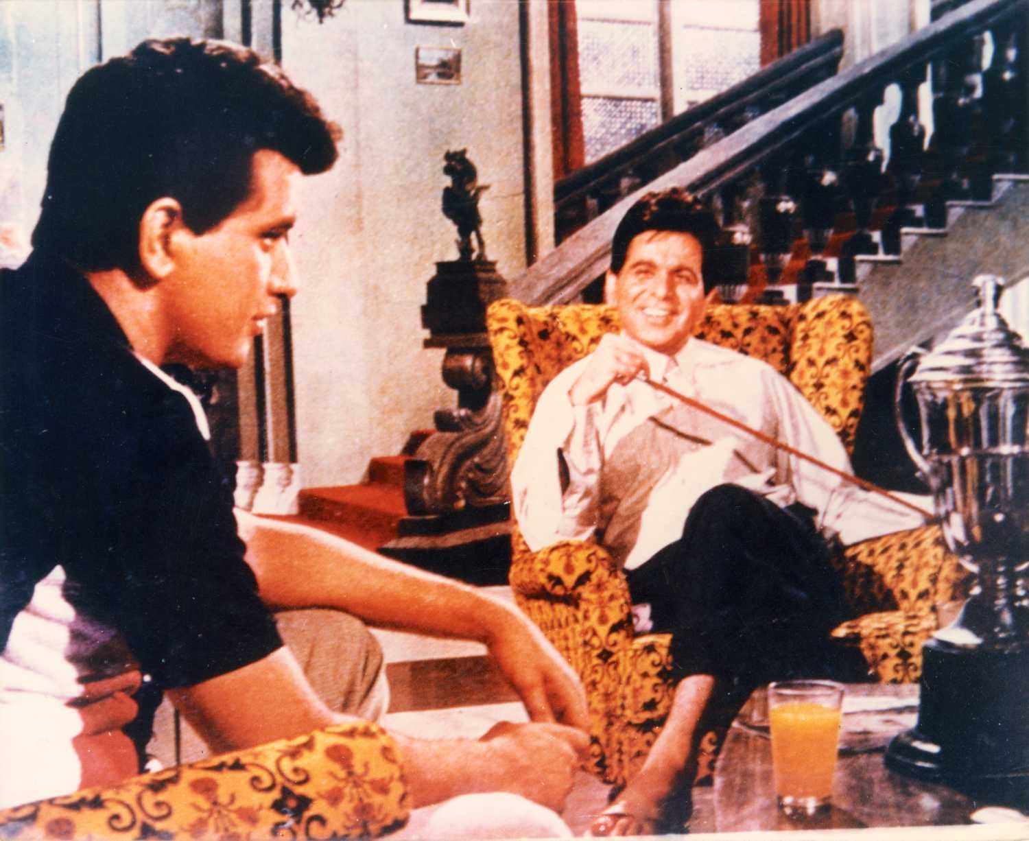 फिल्म 'आदमी' के एक सीन में दिलीप कुमार के साथ मनोज कुमार. फिल्म 'आदमी' के एक सीन में दिलीप कुमार के साथ मनोज कुमार.