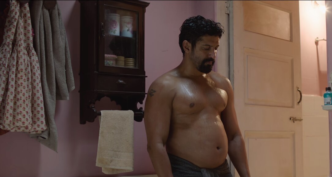 मजबूरन बॉक्सिंग छोड़ने के बाद वापस रिंग में उतरने को लेकर कंफ्यूज़ अजीज़ अली. इस सीन को देखकर 'सुल्तान' से सलमान खान वाला आइकॉनिक मोमेंट याद आता है. मजबूरन बॉक्सिंग छोड़ने के बाद वापस रिंग में उतरने को लेकर कंफ्यूज़ अजीज़ अली. इस सीन को देखकर 'सुल्तान' से सलमान खान वाला आइकॉनिक मोमेंट याद आता है.