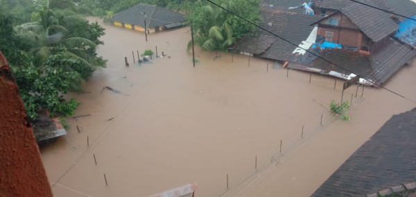 चिपलून की तस्वीर. फ़ोटो साभार- महाराष्ट्र टाइम्स अख़बार के एडिटर पराग करानडिकर का ट्वीट Chiplun Floods