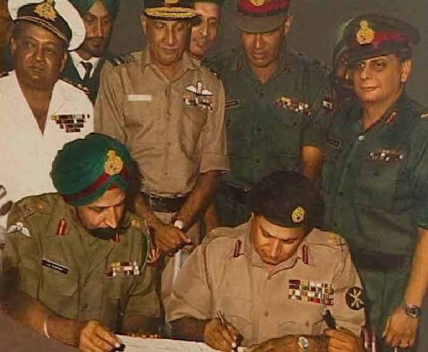 16 दिसंबर 1971 को पाकिस्तान की सेना ने आत्मसमर्पण कर दिया. इस तस्वीर में बाएं से दूसरे हैं एयर मार्शल एच.सी. दीवान. 16 दिसंबर 1971 को पाकिस्तान की सेना ने आत्मसमर्पण कर दिया. इस तस्वीर में बाएं से दूसरे हैं एयर मार्शल एच.सी. दीवान.