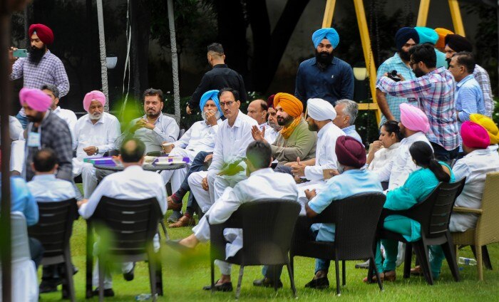 पंजाब प्रदेश कांग्रेस का अध्यक्ष नियुक्त होने के बाद सिद्धु पूरे प्रदेश के MLA और जिला प्रधानों से मिल रहे हैं. ये तस्वीर चंडीगढ़ की है. 19 जुलाई 2021 पंजाब प्रदेश कांग्रेस का अध्यक्ष नियुक्त होने के बाद सिद्धु पूरे प्रदेश के MLA और जिला प्रधानों से मिल रहे हैं. ये तस्वीर चंडीगढ़ की है. 19 जुलाई 2021