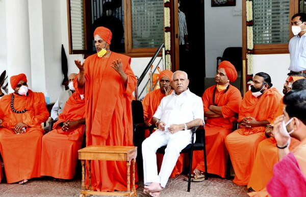 सीएम कुर्सी छिनने की अटकलों के बीच बुधवार को अलग-अलग समुदायों के पुजारियों से मिले बीएस येदियुरप्पा. (तस्वीर- पीटीआई) BS Yediyurappa