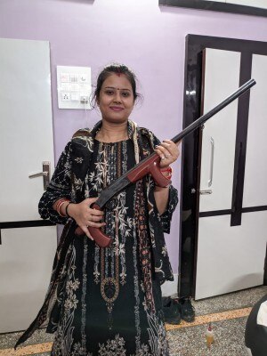 बंदूक के साथ की फोटो सोशल मीडिया पर वायरल हो रही है. बंदूक के साथ की फोटो सोशल मीडिया पर वायरल हो रही है.