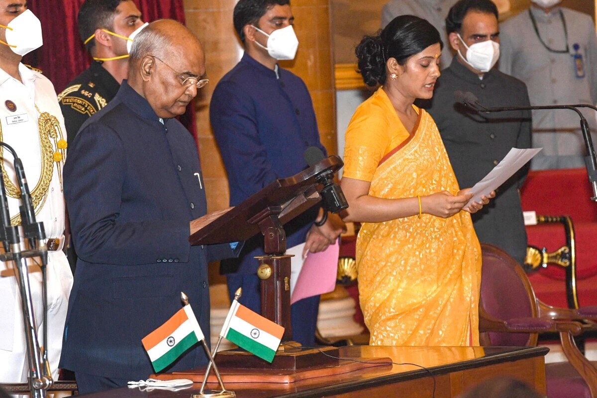 पद और गोपनीयता की शपथ लेतीं अपना दल (सोनेलाल) की नेता अनुप्रिया पटेल. (फोटो: PTI) पद और गोपनीयता की शपथ लेतीं अपना दल (सोनेलाल) की नेता अनुप्रिया पटेल. (फोटो: PTI)
