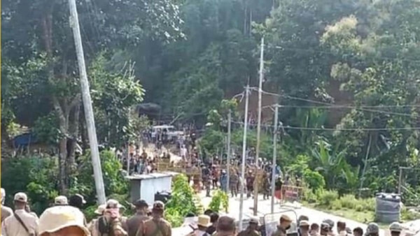 असम और मिजोरम सीमा पर तनाव की एक तस्वीर. फोटो- आजतक Assam 2