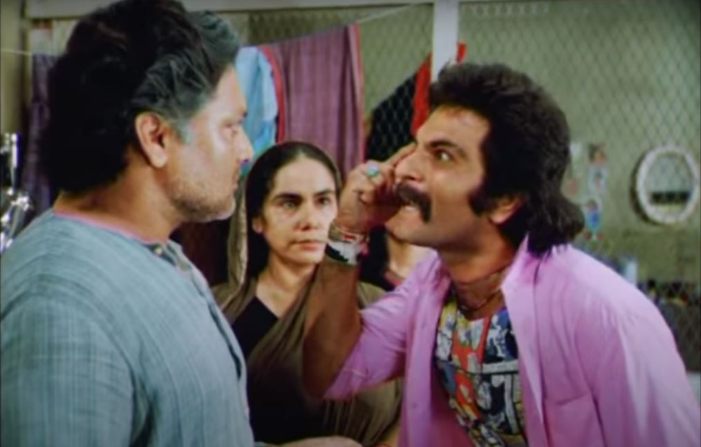बैकग्राउंड में रहते हुए भी सुरेखा अपनी स्क्रीन प्रेजेंस महसूस करा देती हैं. Baap Aur Bete Ka Jhagda 1