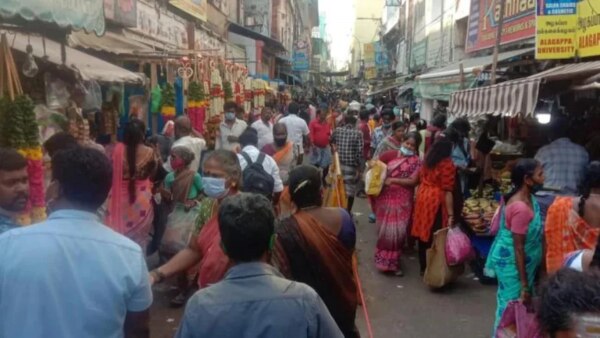 बाजारों में भी ऐसी भीड़ दिखना सामान्य बात हो चला है. फोटो- आजतक Corona 2