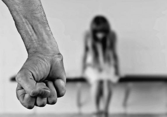 स्कूल की किताबों में इस तरह की बातें भी लिखी मिलती हैं कि महिला को अपने पति की हिंसा बर्दाश्त करनी चाहिए. सांकेतिक फोटो- Pixabay Crime Against Women