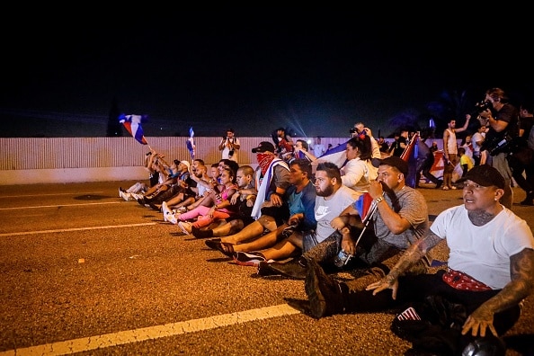 अपनी ही सरकार के खिलाफ लोग सड़कों पर उतर आए हैं. Cuba Protests 7