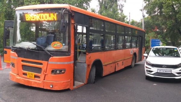 गड्ढे में फंसा बस का टायर. फोटो सोर्स- आजतक Delhi Bus