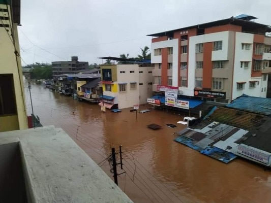 चिपलून के बाज़ार की तस्वीर. फ़ोटो साभार- ट्विटर यूज़र लखोबा लोखंडे Chiplun Floods