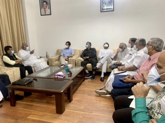 विपक्षी दलों की बैठक की तस्वीर. (साभार- राहुल गांधी के ट्विटर अकाउंट से) Rahul Gandhi, Opposition