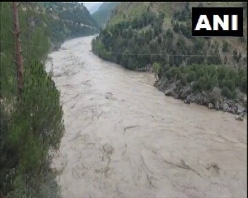 भारी बारिश के कारण चेनाब नदी का जलस्तर बढ़ा. (तस्वीर- एएनआई) rain