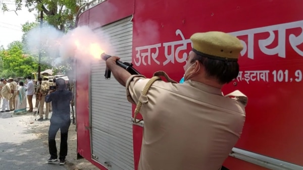 पुलिस को भीड़ पर आंसू गैस के गोले भी चलाने पड़े थे. फोटो सोर्स- आजतक Etawah (1)