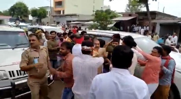 सिद्धार्थनगर में नामांकन के दौरान झड़प की तस्वीर (साभार- अमित तिवारी/आजतक) Etawah