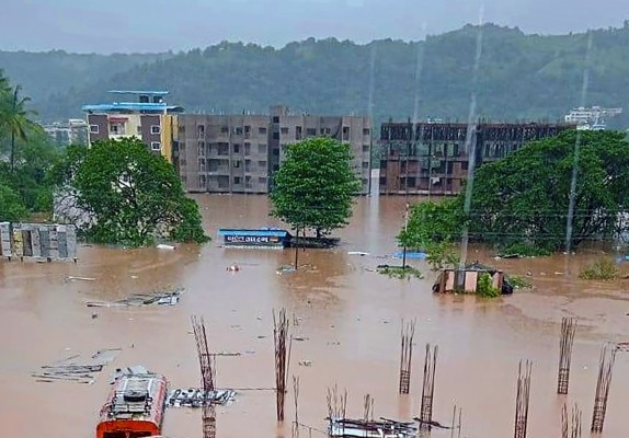 भारी बारिश से बदहाल है चिपलून. बसों की हाइट तक भर गया है पानी. (तस्वीर- पीटीआई) Flood