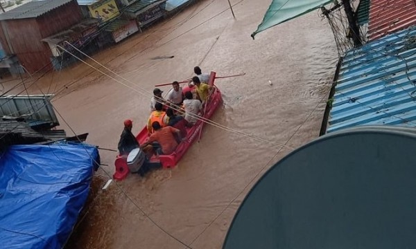 कोंकण इलाक़े में भारतीय कोस्ट गॉर्ड द्वारा किया जा रहा राहत कार्य. (फ़ोटो- राज्य सभा सांसद विनय शहस्त्रबुद्द्हे के ट्विटर हैंडल से) Floods