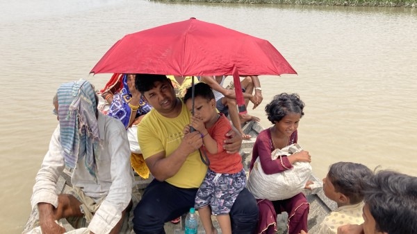 एक जगह से दूसरी जगह जाने के लिए लोगों को नांव का सहारा लेना पड़ रहा है. एक जगह से दूसरी जगह जाने के लिए लोगों को नांव का सहारा लेना पड़ रहा है.