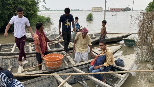 बाढ़ के पानी से सड़कों और खेत में भरा पानी. बाढ़ के पानी से सड़कों और खेत में भरा पानी.