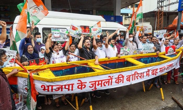 तस्वीर रीसेंट है. 13 जुलाई की. ठाणे की. जहां यूथ कॉन्ग्रेस के कार्यकर्ता बढ़ते पेट्रोल के दामों के ख़िलाफ़ प्रदर्शन कर रहे हैं. (PTI) तस्वीर रीसेंट है. 13 जुलाई की. ठाणे की. जहां यूथ कॉन्ग्रेस के कार्यकर्ता बढ़ते पेट्रोल के दामों के ख़िलाफ़ प्रदर्शन कर रहे हैं. (PTI)
