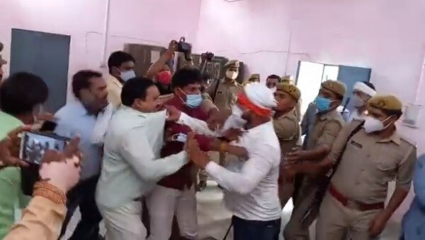 कन्नौज में सपा प्रत्याशी के प्रस्तावक पर हुए हमले की तस्वीर. (साभार- नीरज श्रीवास्तव/आजतक) Kannauj