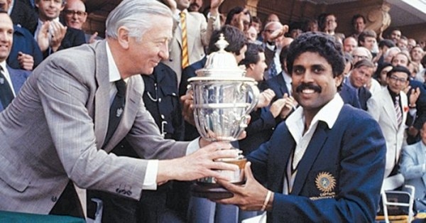 ट्रॉफी के साथ कपिल देव. फोटो: Getty Images Kapil Dev Trophy