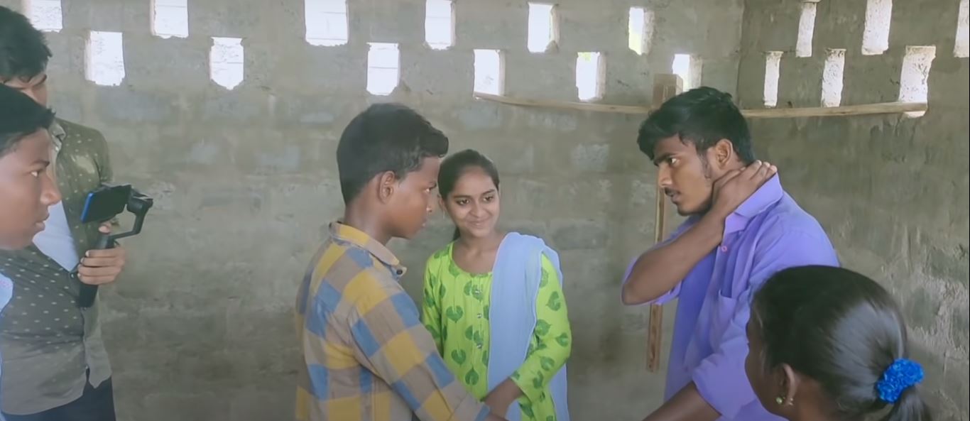 बच्चों को सीन समझाते हुए किरण. Kiran Directing