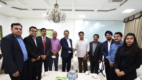 साबू जैकब के साथ मुलाकात करते तेलंगाना के मंत्री KTR. फोटो सोर्स- @KTRTRS, twitter Ktr