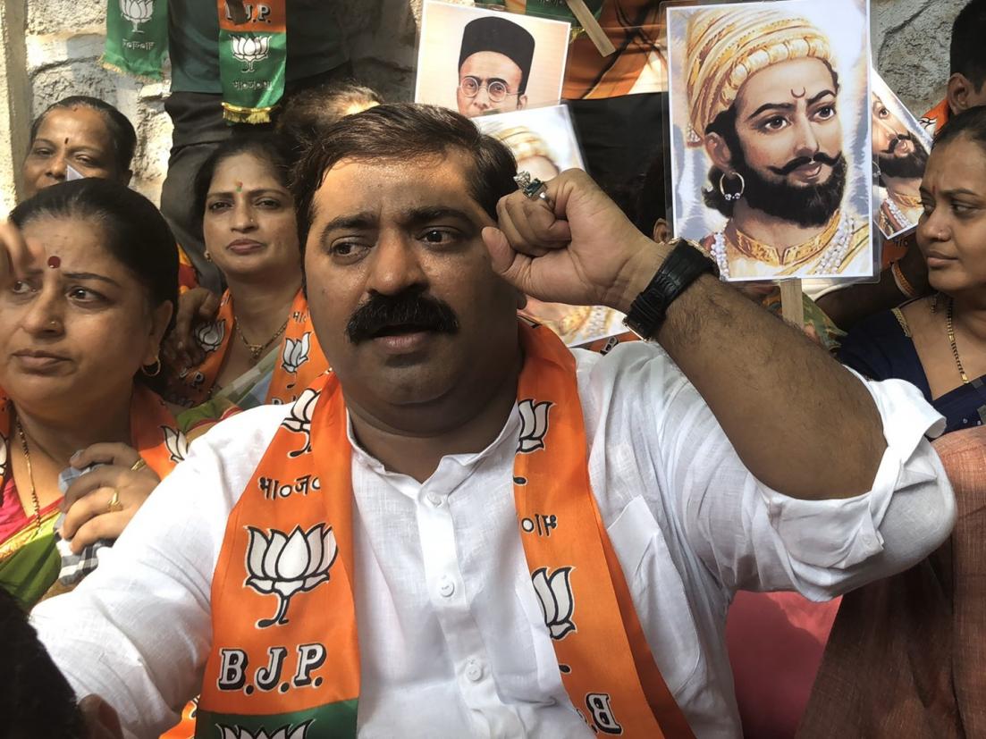 धरना-प्रदर्शन के दौरान बीजेपी नेता राम कदम. धरना-प्रदर्शन के दौरान बीजेपी नेता राम कदम.