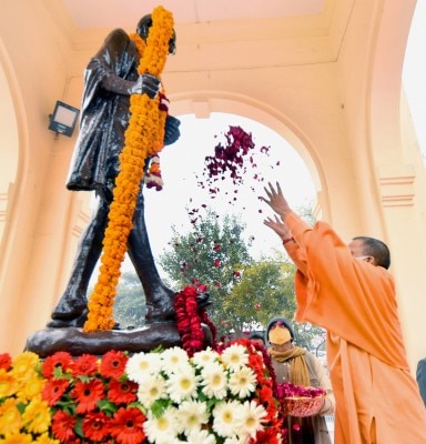 महात्मा गांधी की पुण्यतिथि पर लखनऊ में उन्हें श्रद्धांजलि देते सीएम योगी. (तस्वीर- पीटीआई) Mahatma Gandhi