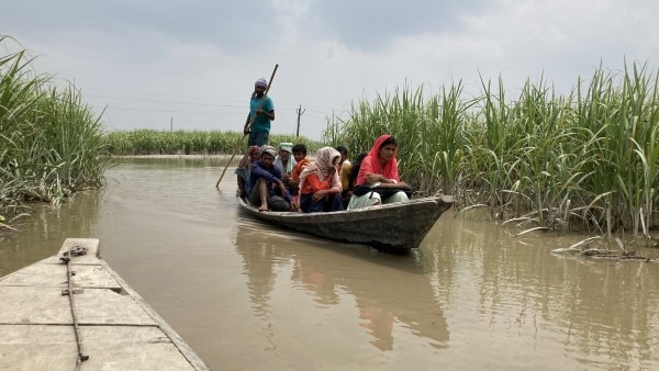 नाव से एक बार पार उतरने का किराया दस रुपया रुपया है. नाव से एक बार पार उतरने का किराया दस रुपया रुपया है.