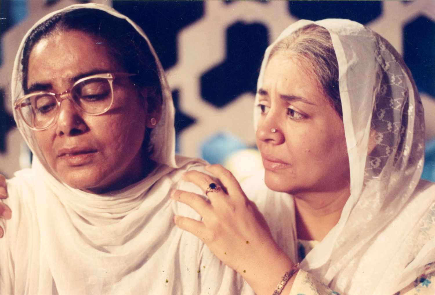 फिल्म के एक दूसरे सीन में फरीदा जलाल और सुरेखा सीकरी. Mammo's Sister