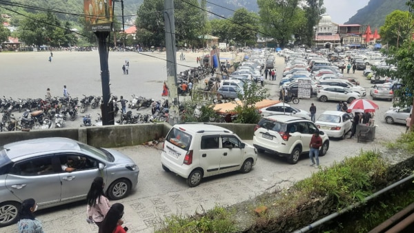 नैनीताल में हर ओर पर्यटकों की भीड़ है. पार्किंग की समस्या भी पैदा हो गई है. फोटो- आजतक Nainital New 2