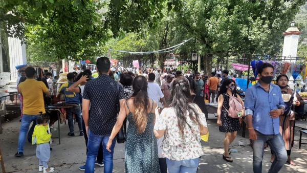 नैनीताल के माल रोड की एक तस्वीर जिसमें भीड़ का आलम देखा जा सकता है. फोटो- आजतक Nainital New1