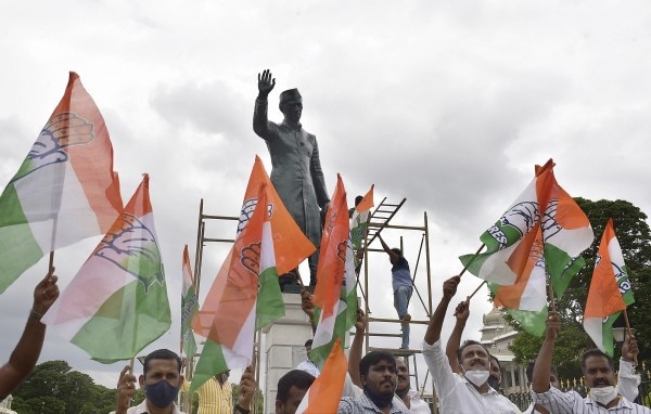 जवाहरलाल नेहरू की एक मूर्ति के पास कांग्रेस समर्थक. (फाइल फोटो) Nehru