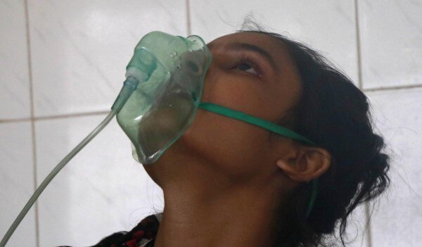 मेडिकल ऑक्सीजन लेती एक कोरोना मरीज. (फाइल फोटो- पीटीआई) Oxygen