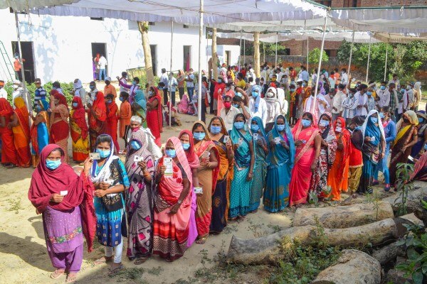 यूपी पंचायत के दौरान ली गई एक तस्वीर (साभार- पीटीआई) Panchayat