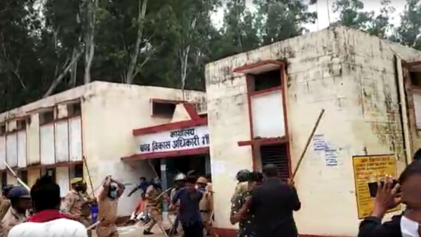 भाजपा समर्थकों पर लाठीचार्ज करती पुलिस. फोटो सोर्स- आजतक Police Basti