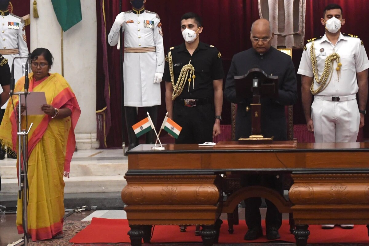 पद और गोपनीयता की शपथ लेतीं प्रतिमा भौमिक. (फोटो: PTI) पद और गोपनीयता की शपथ लेतीं प्रतिमा भौमिक. (फोटो: PTI)