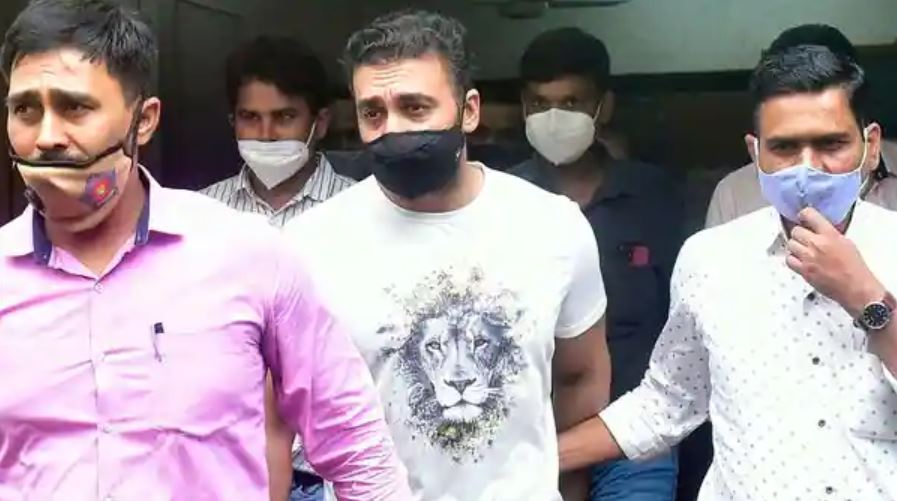 तलाशी के बाद राज कुंद्रा को उनके घर से लेकर निकलती मुंबई पुलिस की टीम. तलाशी के बाद राज कुंद्रा को उनके घर से लेकर निकलती मुंबई पुलिस की टीम.