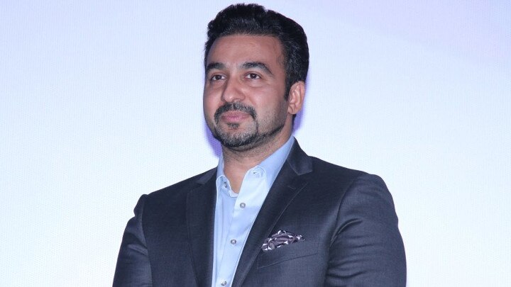 एक इवेंट के दौरान स्टेज पर मीडिया से बात करते राज कुंद्रा. एक इवेंट के दौरान स्टेज पर मीडिया से बात करते राज कुंद्रा.