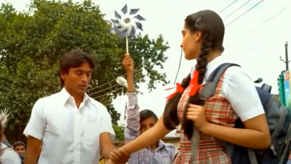 'रांझणा' फिल्म का सीन, जहां कुंदन ज़बरन ज़ोया का हाथ पकड़ता है. (प्रतीकात्मक तस्वीर) Ranjhana