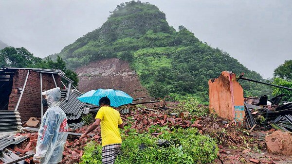 सतारा में हुए लैंड स्लाइड के बाद की तस्वीर. (साभार- पीटीआई) Satara