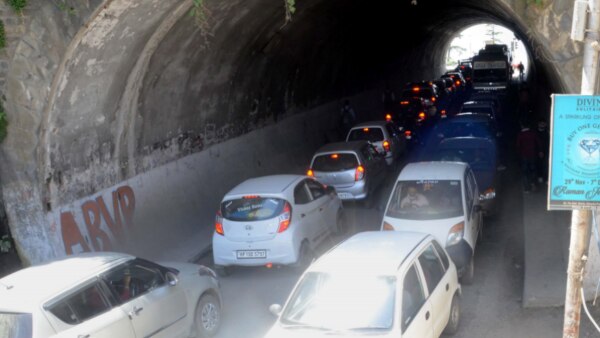 शिमला में आने जाने वालों पर जाम की स्थिति है. फोटो सोर्स- PTI Shimla
