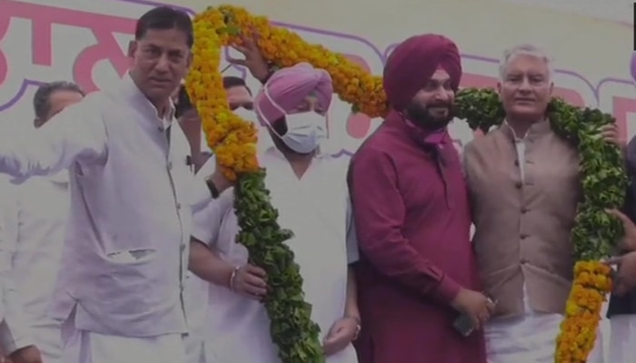 सिद्धू और अमरिंदर के बीच मंच पर असहजता दिखी. (फोटो- ANI) Sidhu Amarinder (2)