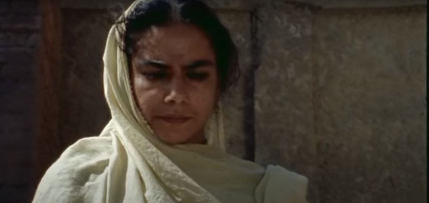 बार-बार सिर पर दुपट्टे को संभालती रज्जो को कौन भूल सकता है. Surekha In Tamas 3