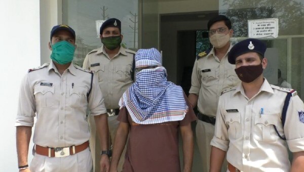 मध्य प्रदेश की साइबर सेल ने रैकेट का भंडाफोड़ किया. (तस्वीर- रवीश सिंह/आजतक) Thumbnail Img 20210706 230219