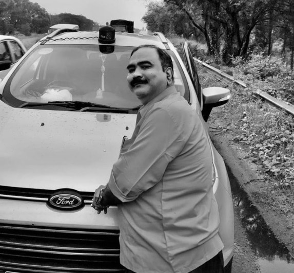 कार पर नीली बत्ती लगाकर घूमता था सनातन रॉय चौधरी. (तस्वीर- सूर्याग्नि रॉय/इंडिया टुडे) fake cbi officer