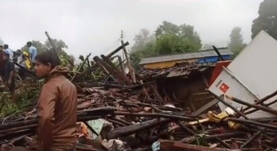 रायगढ़ में भारी बारिश से हुए भूस्खलन के बाद की एक तस्वीर. (साभार- Twitter@BHARATGHANDAT2) Twitter 2